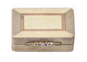 An Elizabeth II silver snuff box, the lid inlaid with gold and engine turned, chased thumbpiece,