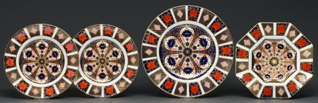 Four Royal Crown Derby Imari pattern plates, late 20th c, 27cm diam and smaller, printed mark Good