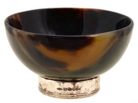 An Elizabeth II hemispherical horn bowl, on silver foot, 10cm diam, by Braybrook & Britten, London