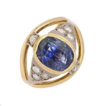 A sapphire and diamond ring, in 18ct gold, Sheffield 1990, 8g, size R Good condition