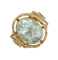 An aquamarine and diamond ring, in 18ct gold, Birmingham 1970, 10.4g, size Q Good condition