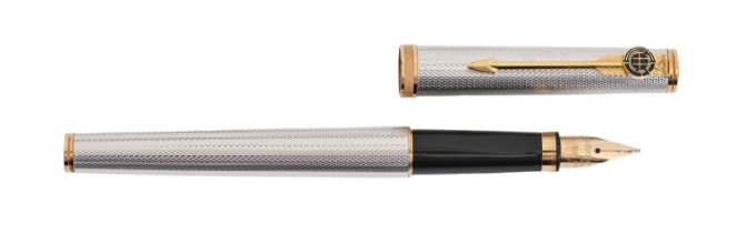 A Parker gold and silver plated fountain pen, marked on gold nib PARKER FRANCE 18K, maker's grey