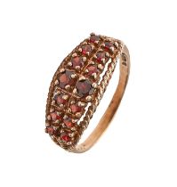 A garnet ring, in 9ct gold, London 1970, 3.1g, size N Good condition