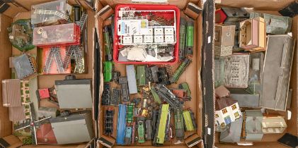 Model railways. Miscellaneous items, including rolling stock, trackside buildings and accessories,