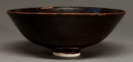 Studio ceramics. Edmund de Waal CBE (1964 - ) - Bowl, thrown and glazed porcelain, 29cm diam