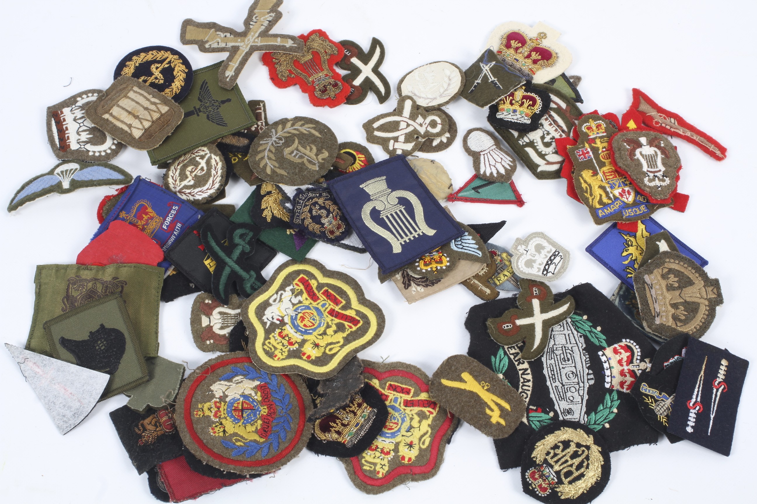 An extensive collection of fabric patches. - Image 9 of 9