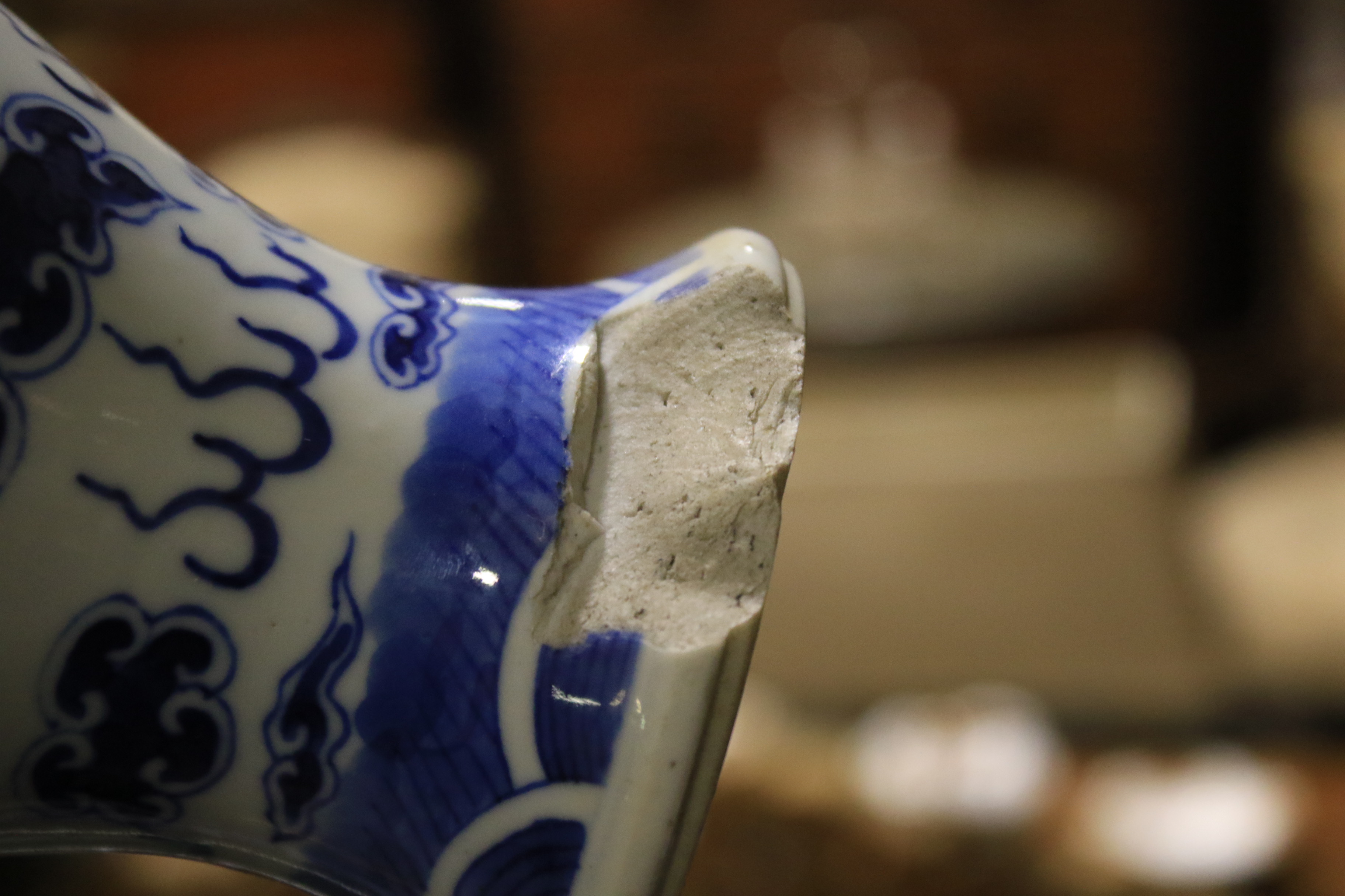 A Chinese porcelain blue and white dragon vase and a ginger jar. - Image 15 of 17