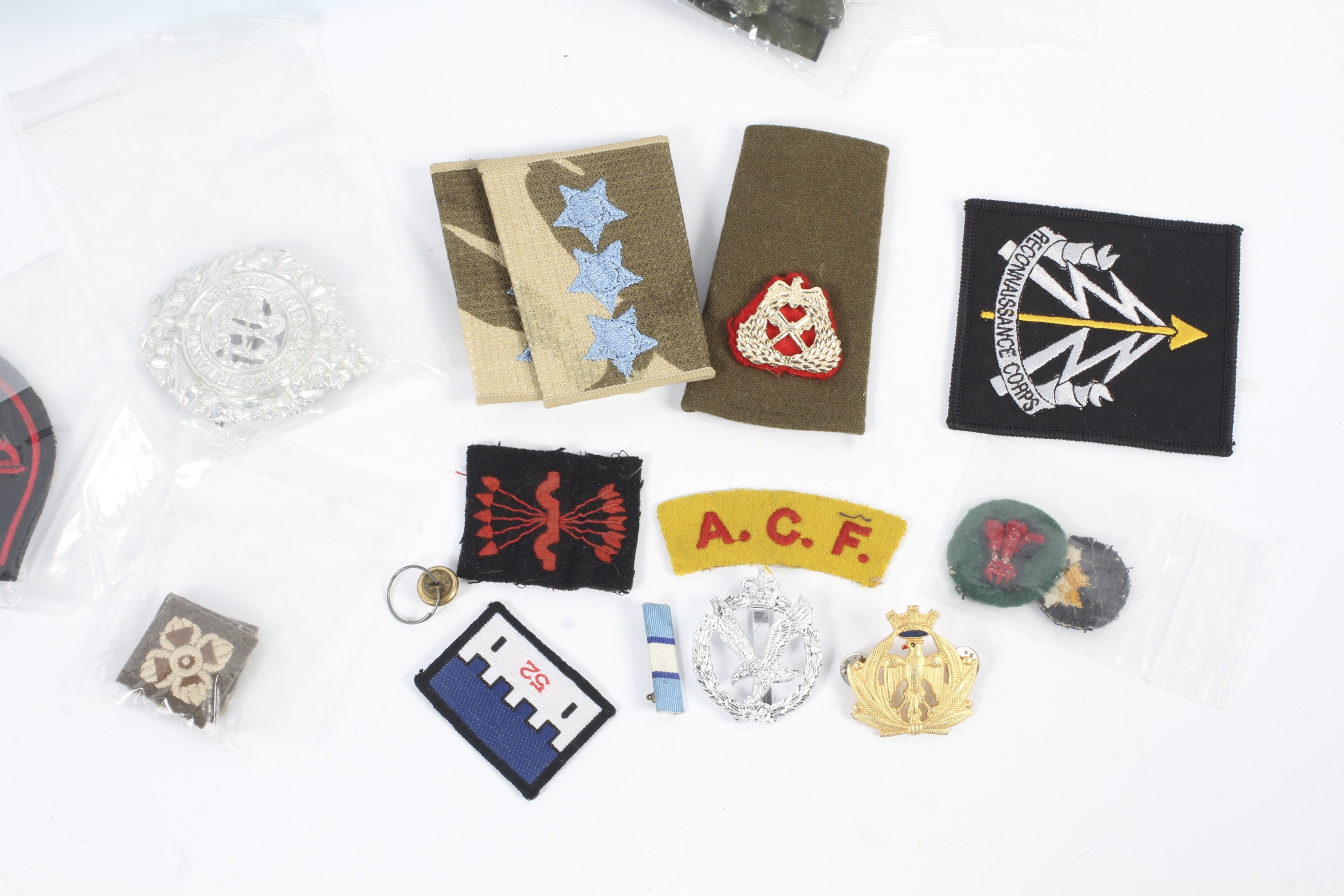 An extensive collection of fabric patches. - Image 4 of 9