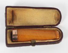 An amber and gold band cigar holder in original case. Hallmarked 375 Birmingham 1911, weight 7.