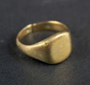 A 9ct gold signet ring. Size U, 7.