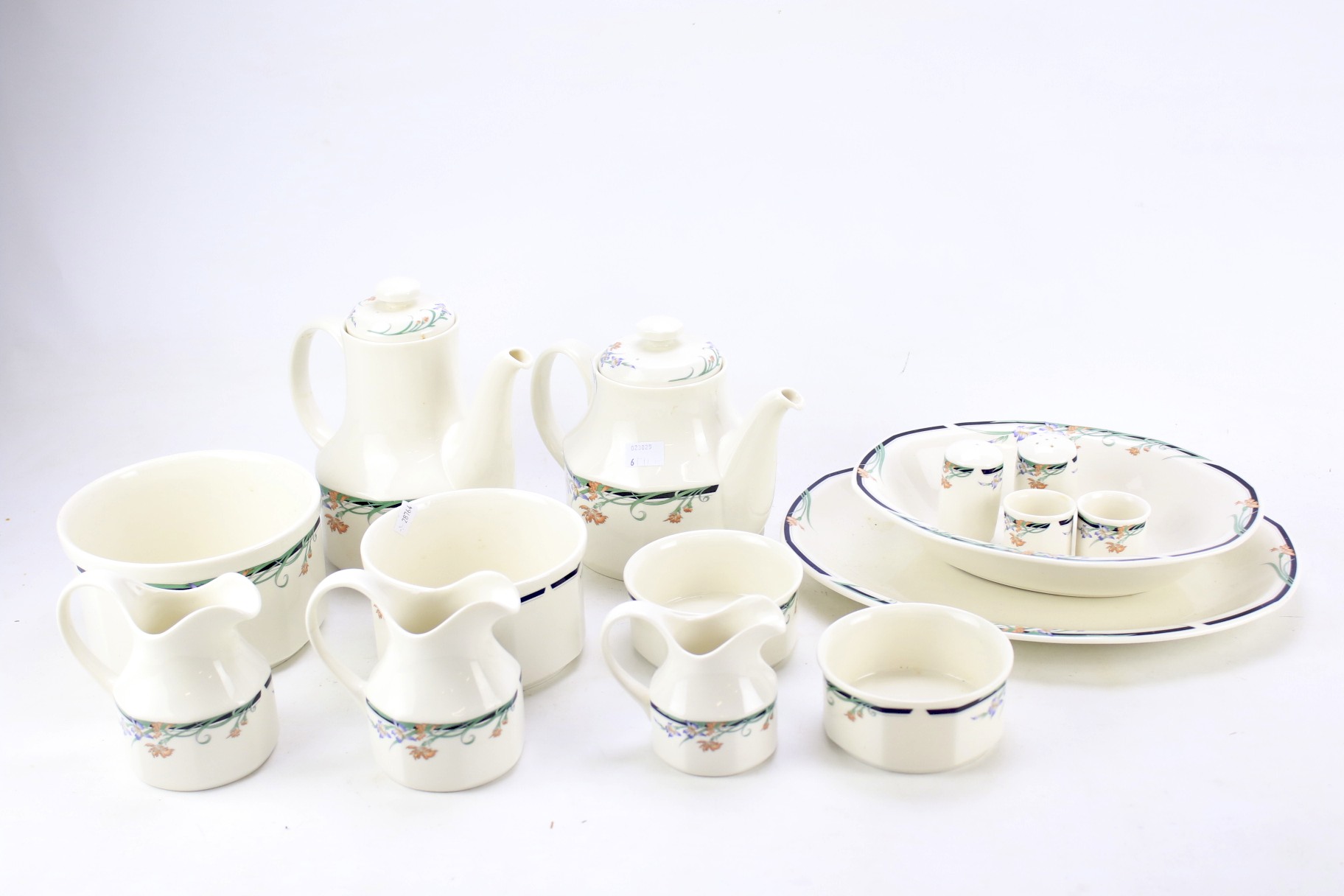 A Royal Doulton 'Juno' pattern part tea and dinner service. - Image 3 of 4