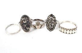 Five white metal rings. Including a memorial ring, a sweetheart ring and three others, 14.