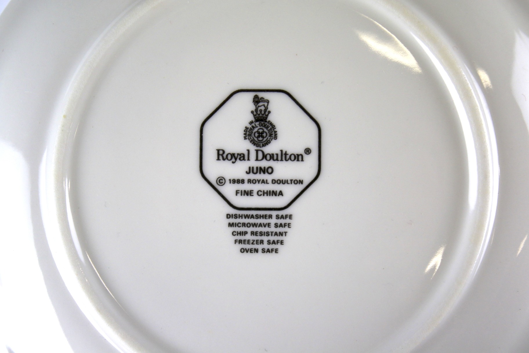 A Royal Doulton 'Juno' pattern part tea and dinner service. - Image 4 of 4