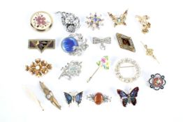 Twenty ladies vintage costume brooches.