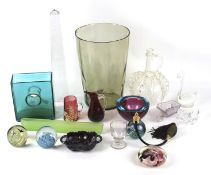 A quantity of assorted vintage glassware.