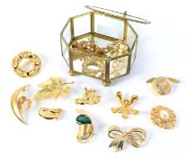 Fourteen 20th century and later brooches.
