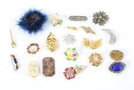 Twenty 20th century and later ladies brooches.