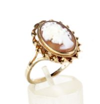 A vintage 9ct gold and oval shell cameo ring.