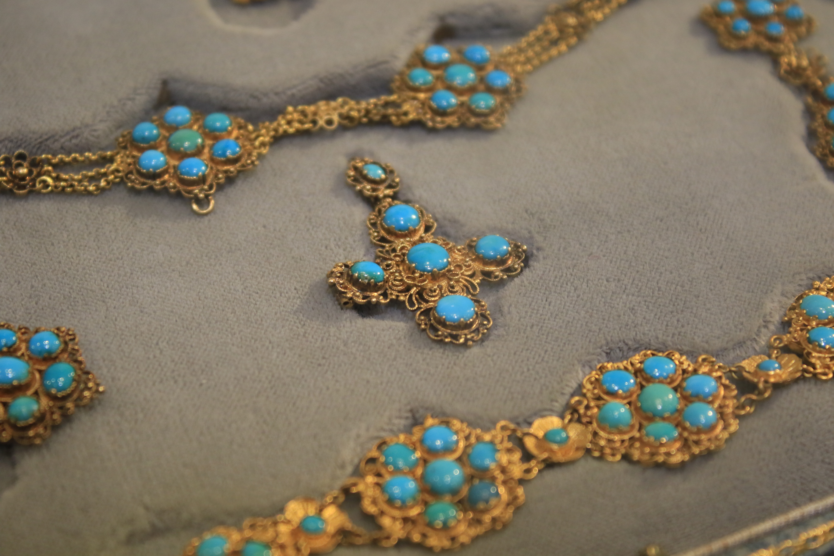 A late 19th/early 20th century gold and turquoise cluster parure in early Victorian style. - Image 9 of 9