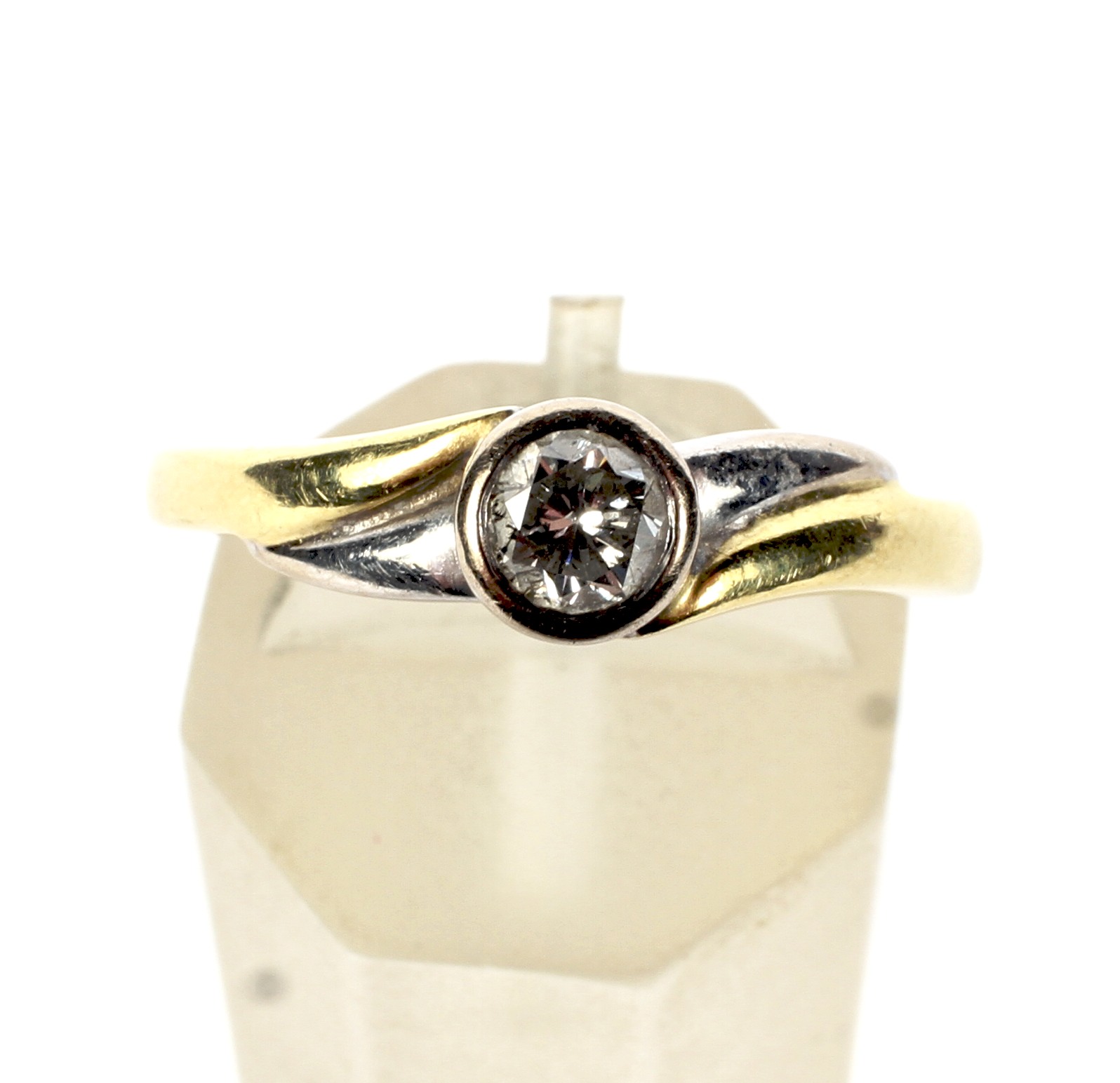 A diamond solitaire cross-over ring. - Image 2 of 4