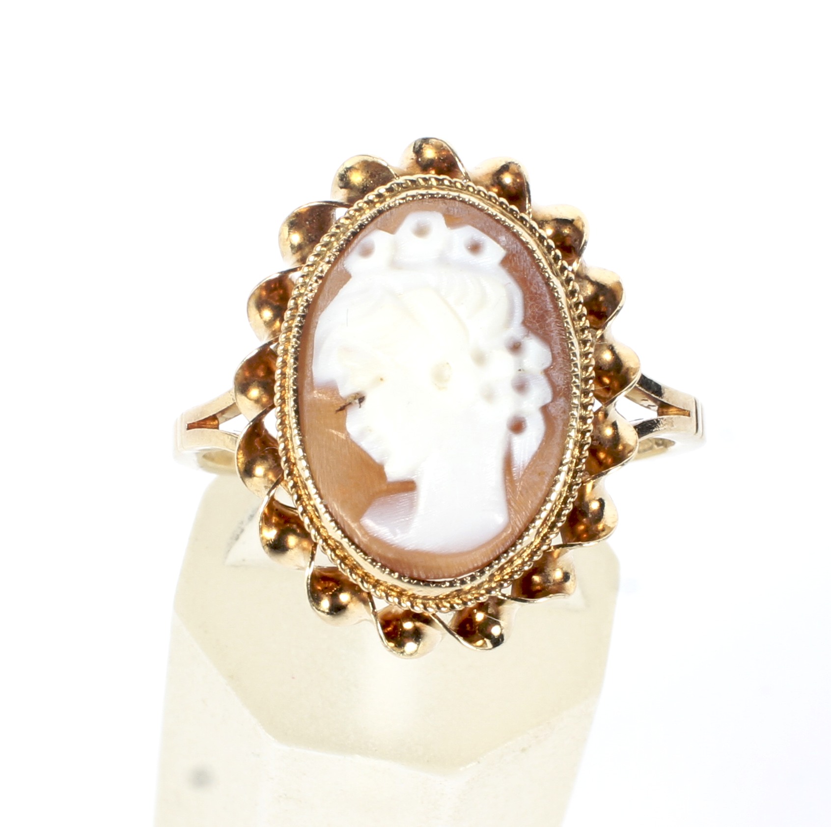 A vintage 9ct gold and oval shell cameo ring. - Image 2 of 4