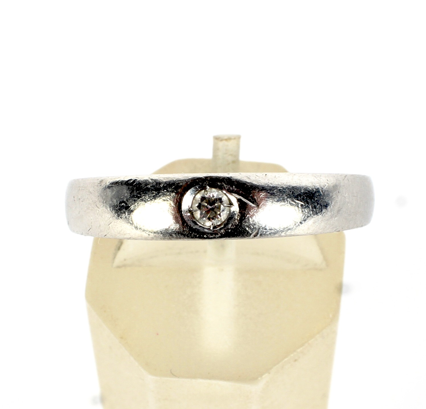 A vintage diamond single stone ring. - Image 2 of 4