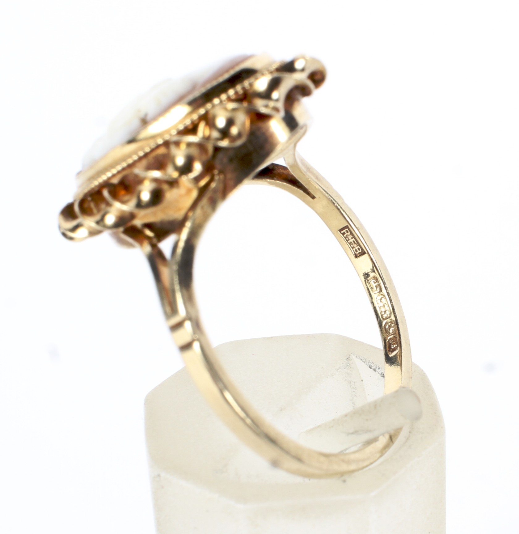 A vintage 9ct gold and oval shell cameo ring. - Image 4 of 4