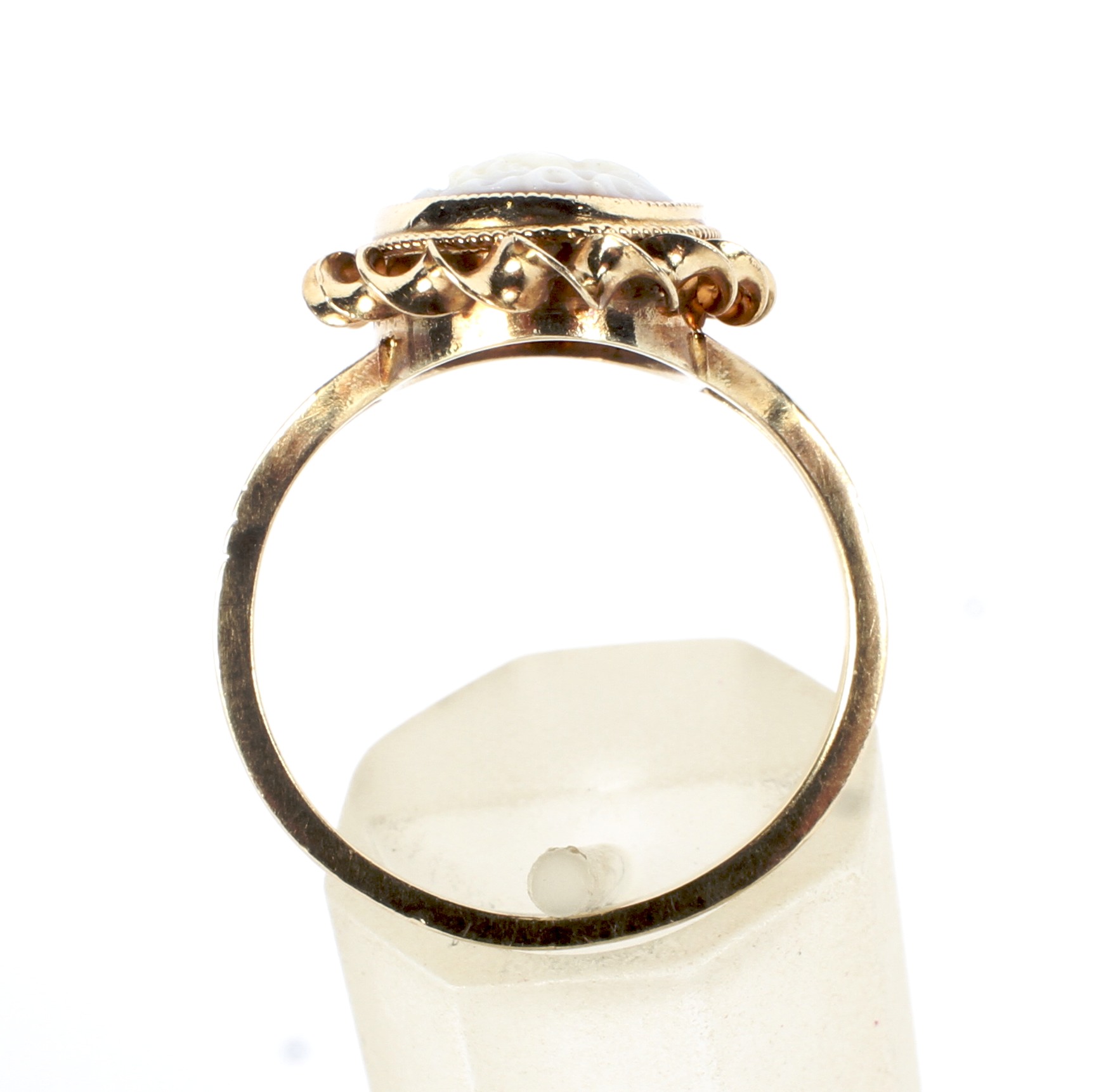 A vintage 9ct gold and oval shell cameo ring. - Image 3 of 4