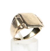 A gentleman's 9ct gold square signet rin