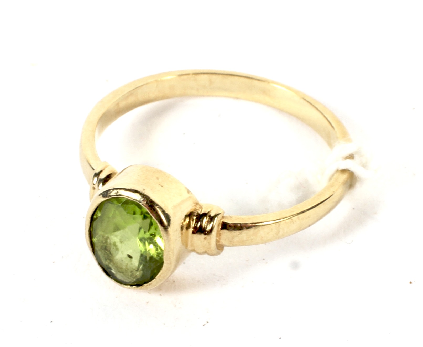 A 9ct gold single stone peridot ring size Q, 2.4 grams.