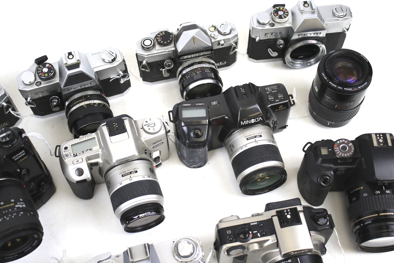 A collection of fourteen Canon, Minolta and Petri 35mm SLR cameras. - Image 3 of 3