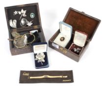 An assortment of costume jewellery including a good selection of vintage brooches