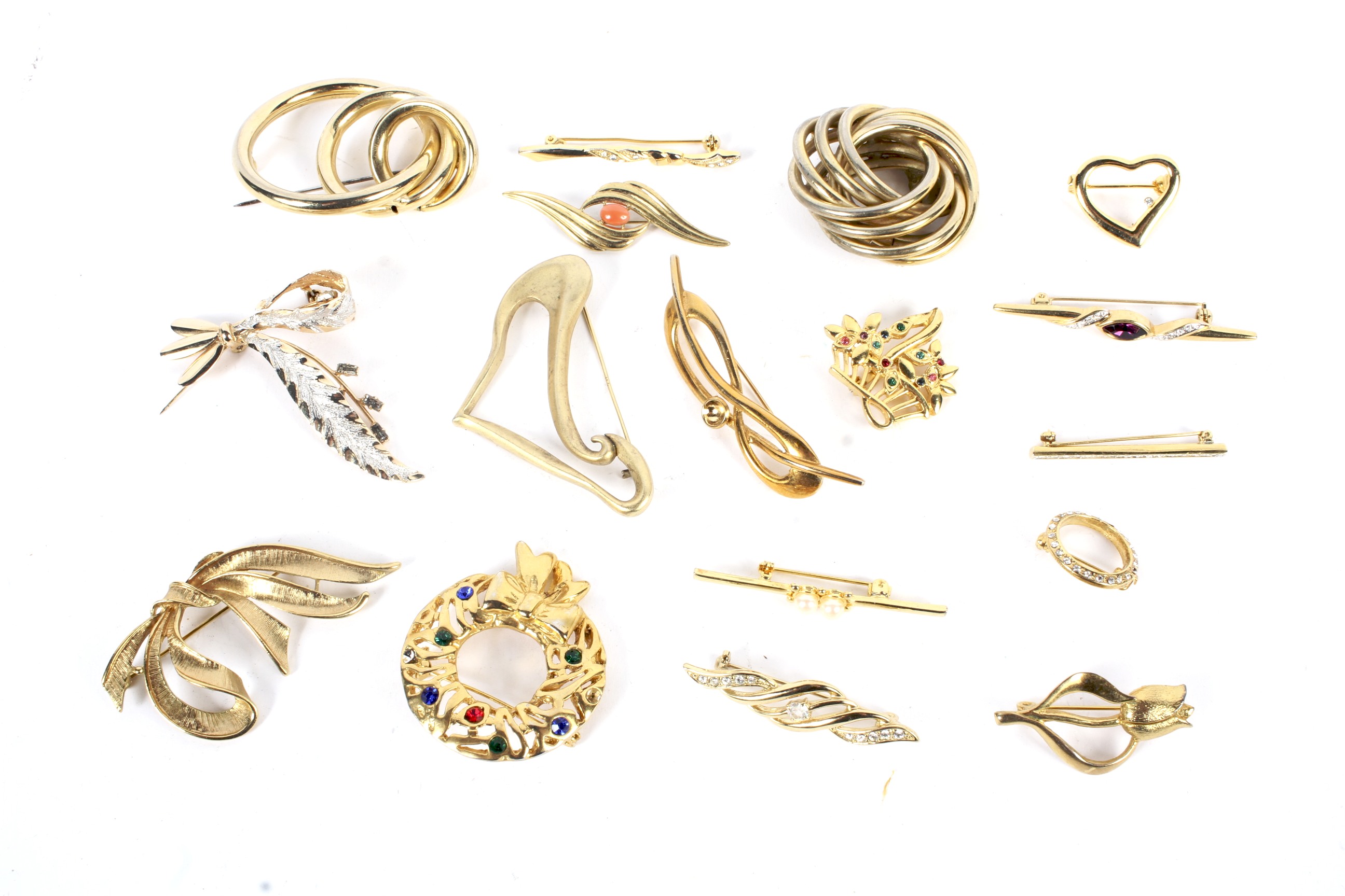 An assortment of brooches. - Image 2 of 2