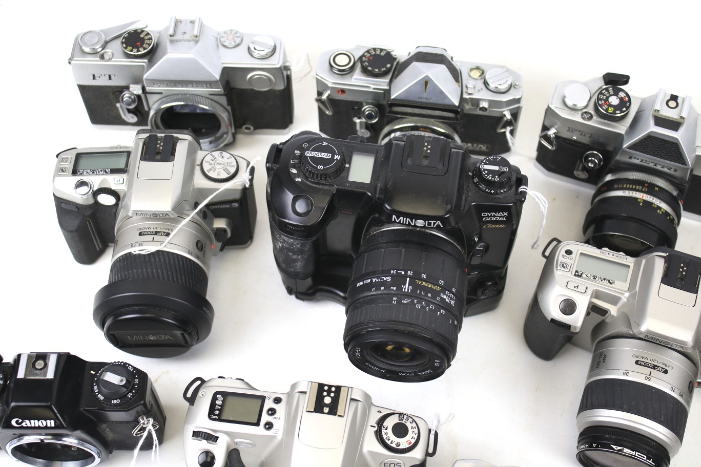 A collection of fourteen Canon, Minolta and Petri 35mm SLR cameras. - Image 2 of 3