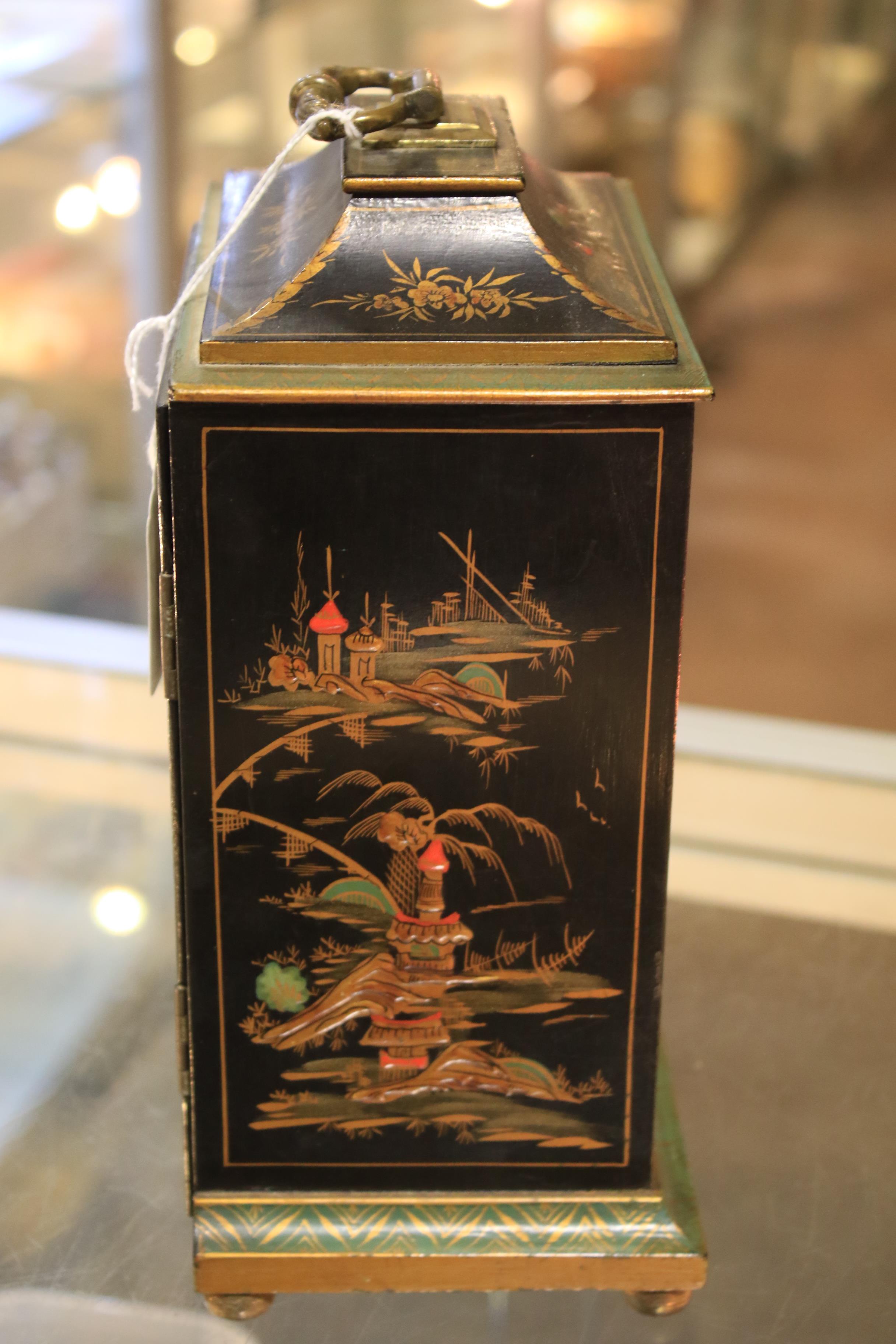 An early 20th century chinoiserie mantel clock. - Image 7 of 10