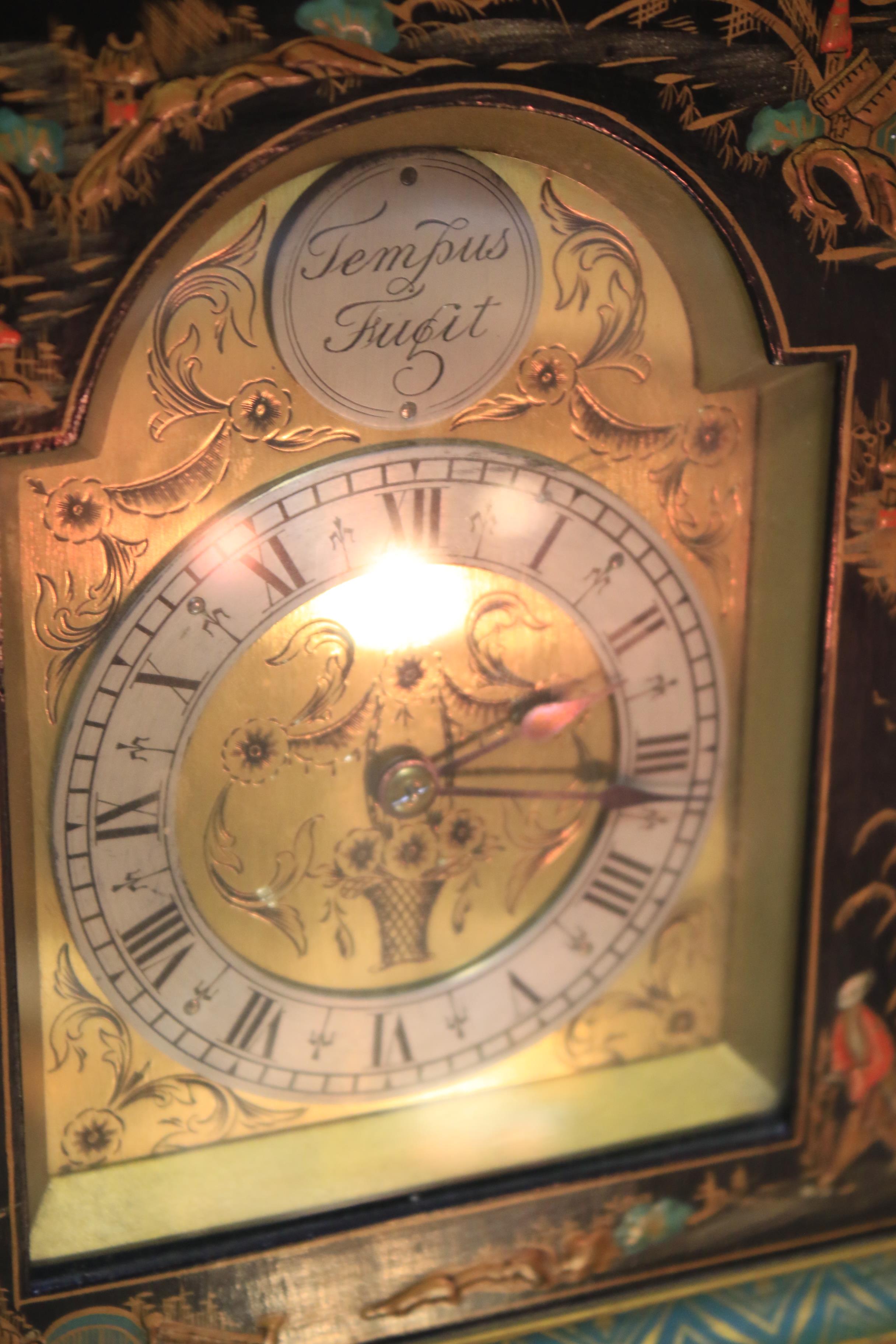 An early 20th century chinoiserie mantel clock. - Image 9 of 10