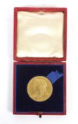 An 1897 Diamond Jubilee gold medallion in a box. Weight 12.8g.