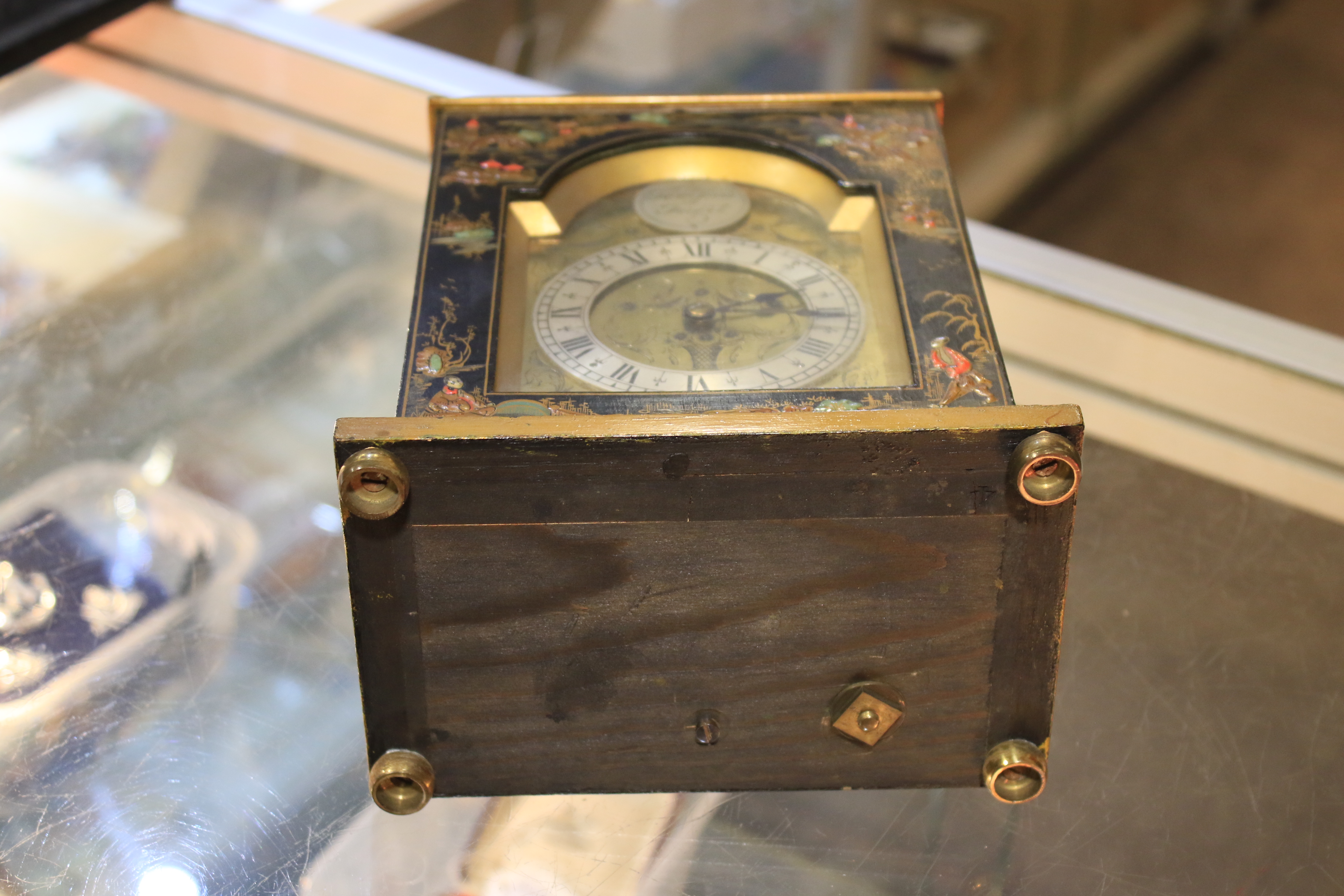 An early 20th century chinoiserie mantel clock. - Image 10 of 10