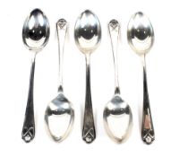 A set of five silver teaspoons. Walker and Hall, hallmarked Sheffield 1932, 66.