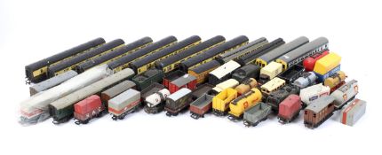 00 gauge collection of unboxed wagons and coaches. A good assortment, noting Triang, etc.