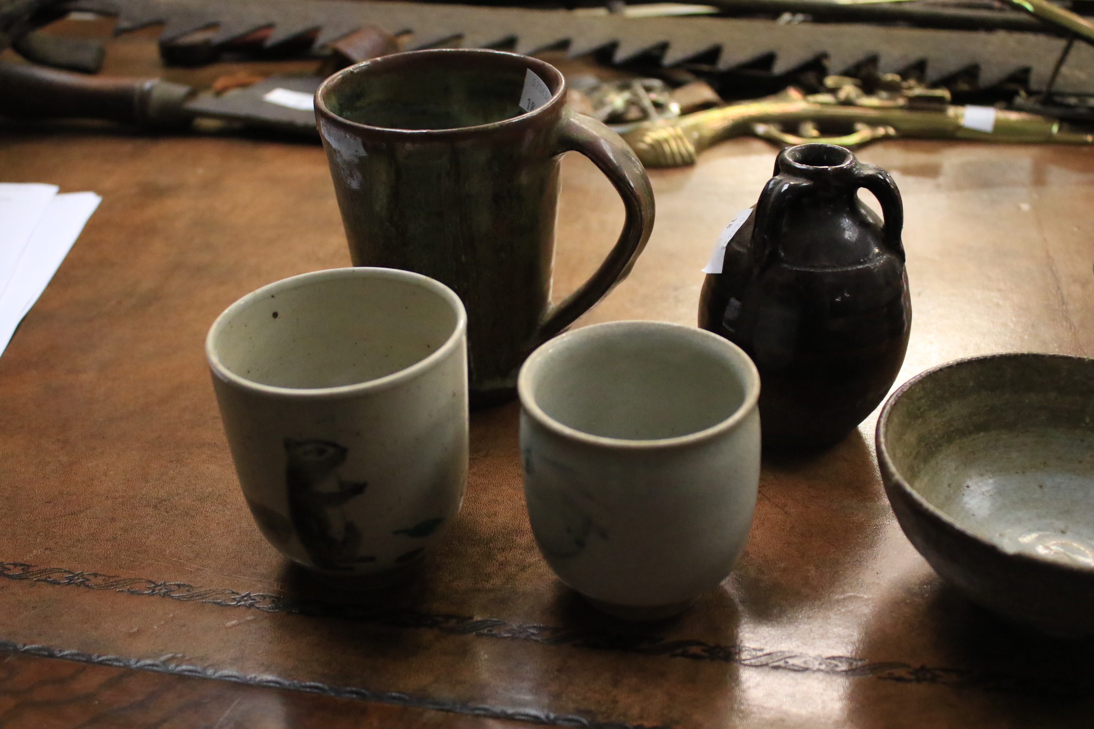 A collection of assorted English studio art pottery. - Image 3 of 13