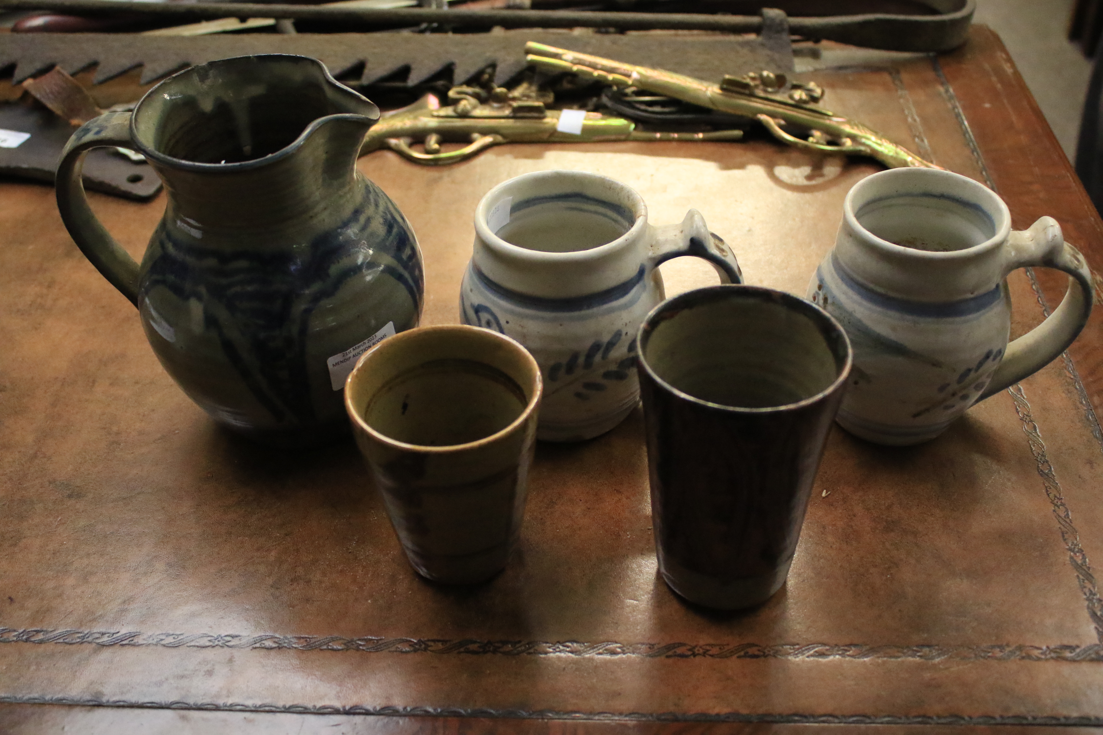 A collection of assorted English studio art pottery. - Image 10 of 13