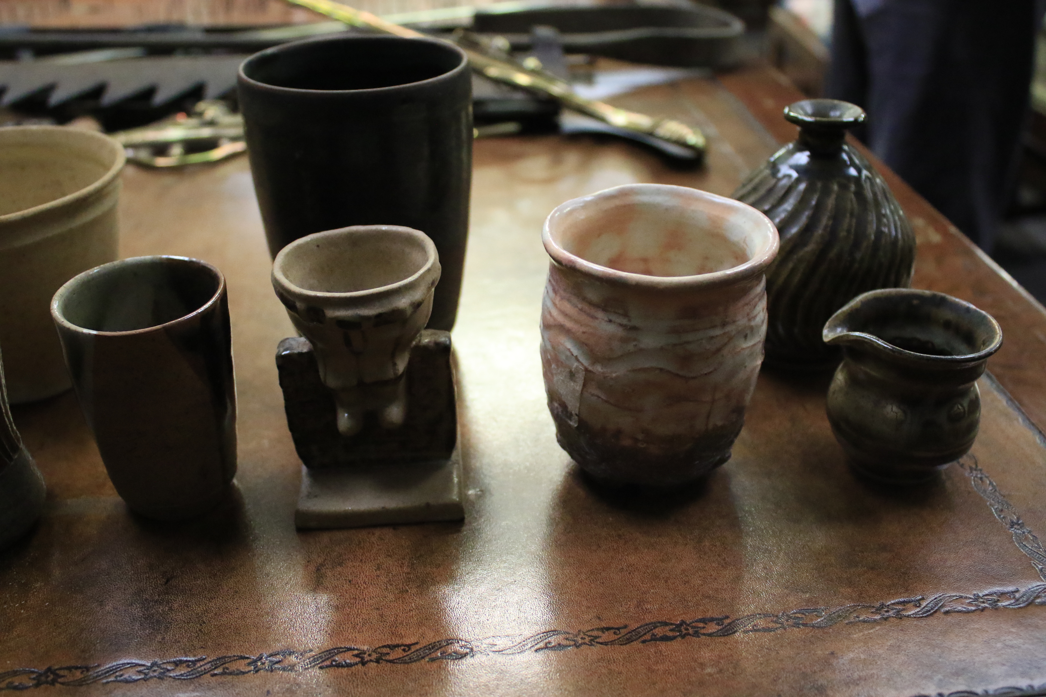 A collection of assorted English studio art pottery. - Image 7 of 13