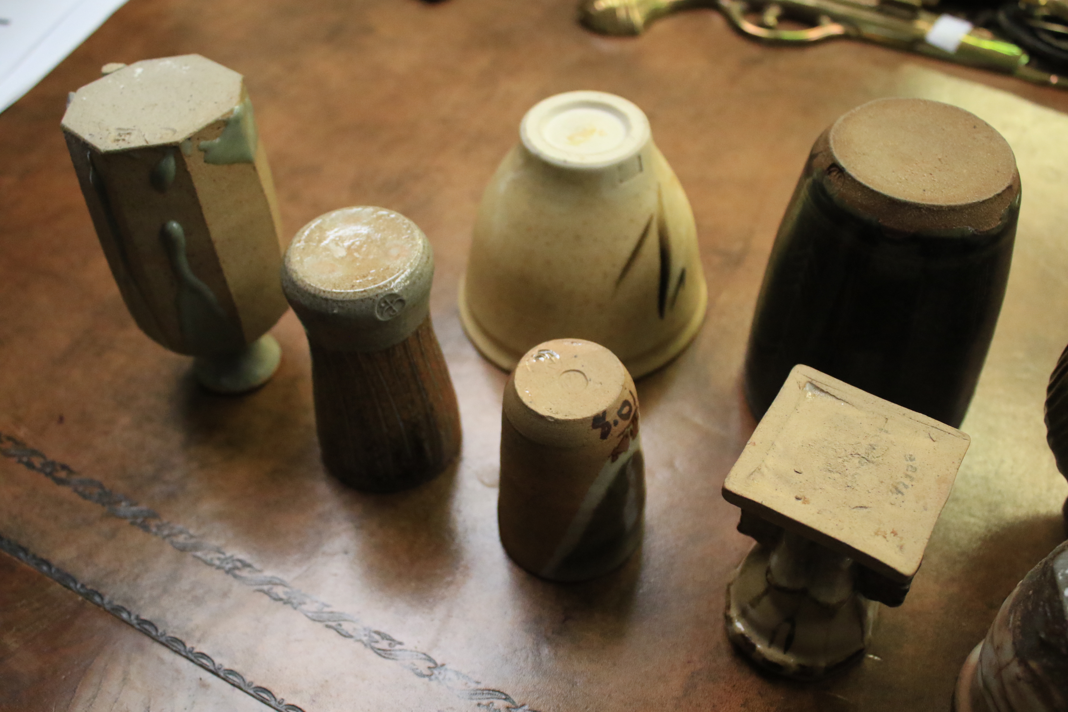 A collection of assorted English studio art pottery. - Image 9 of 13