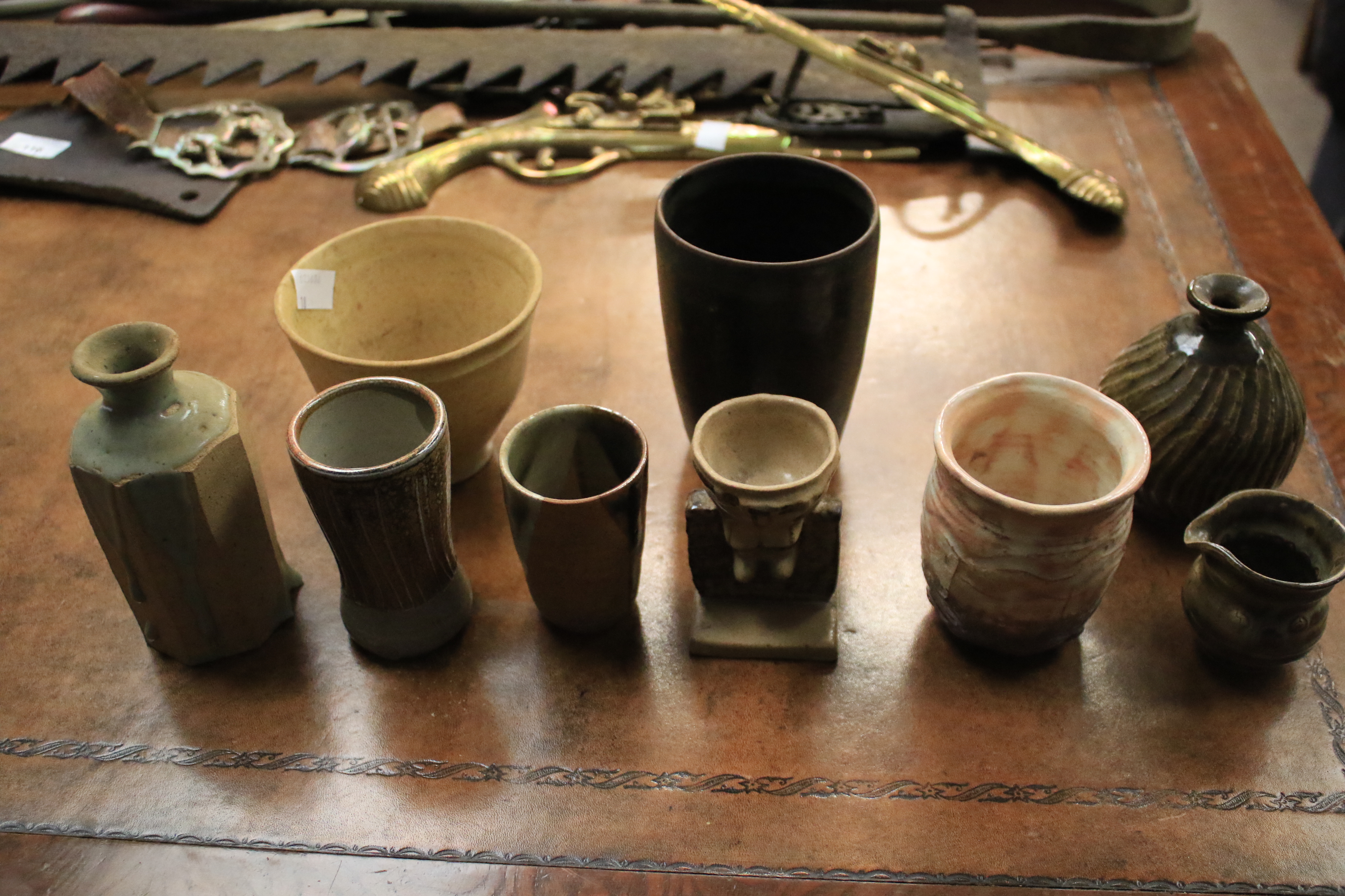 A collection of assorted English studio art pottery. - Image 5 of 13