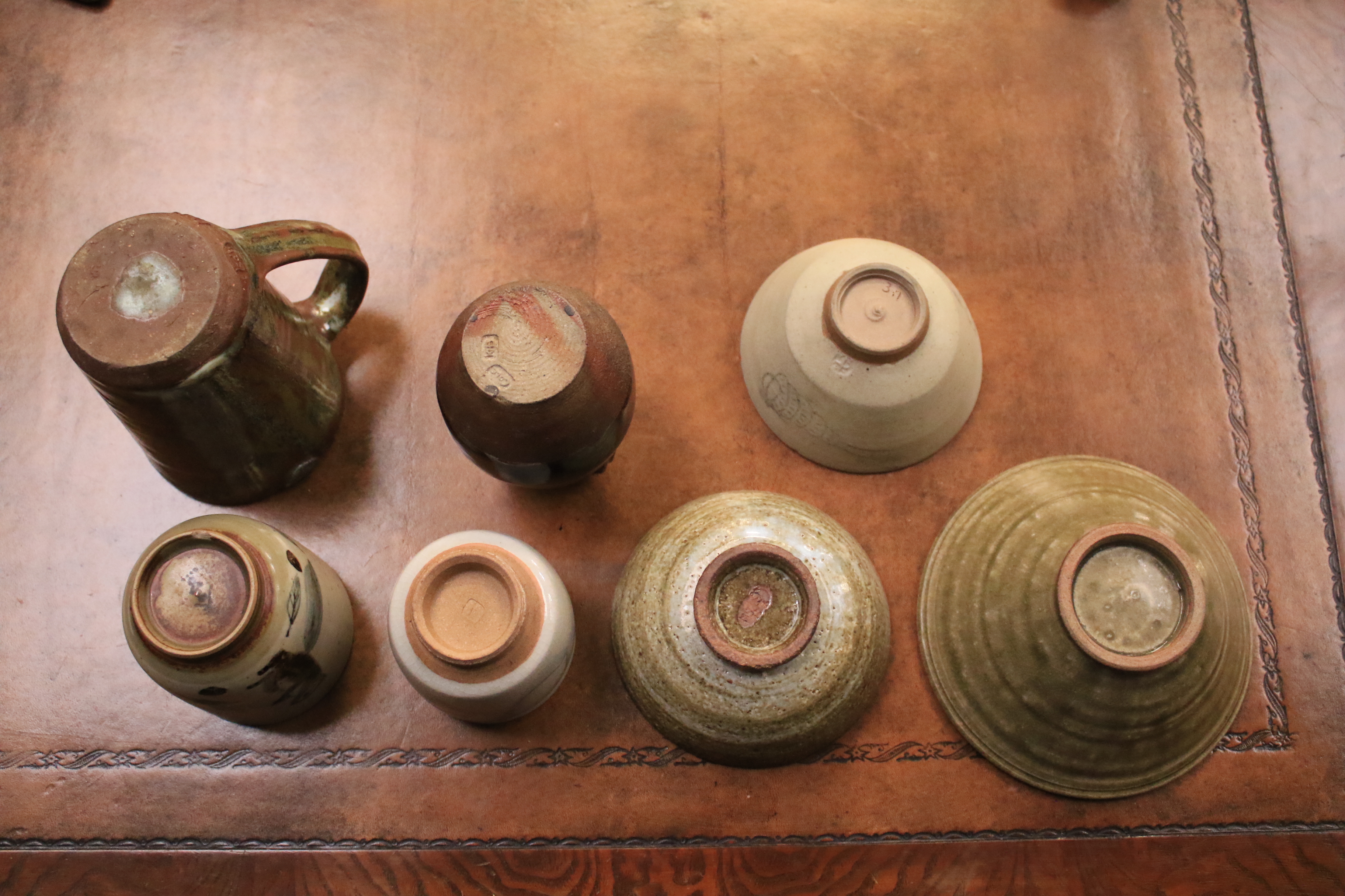 A collection of assorted English studio art pottery. - Image 4 of 13