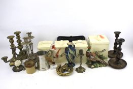 A mixed lot of vintage household items.