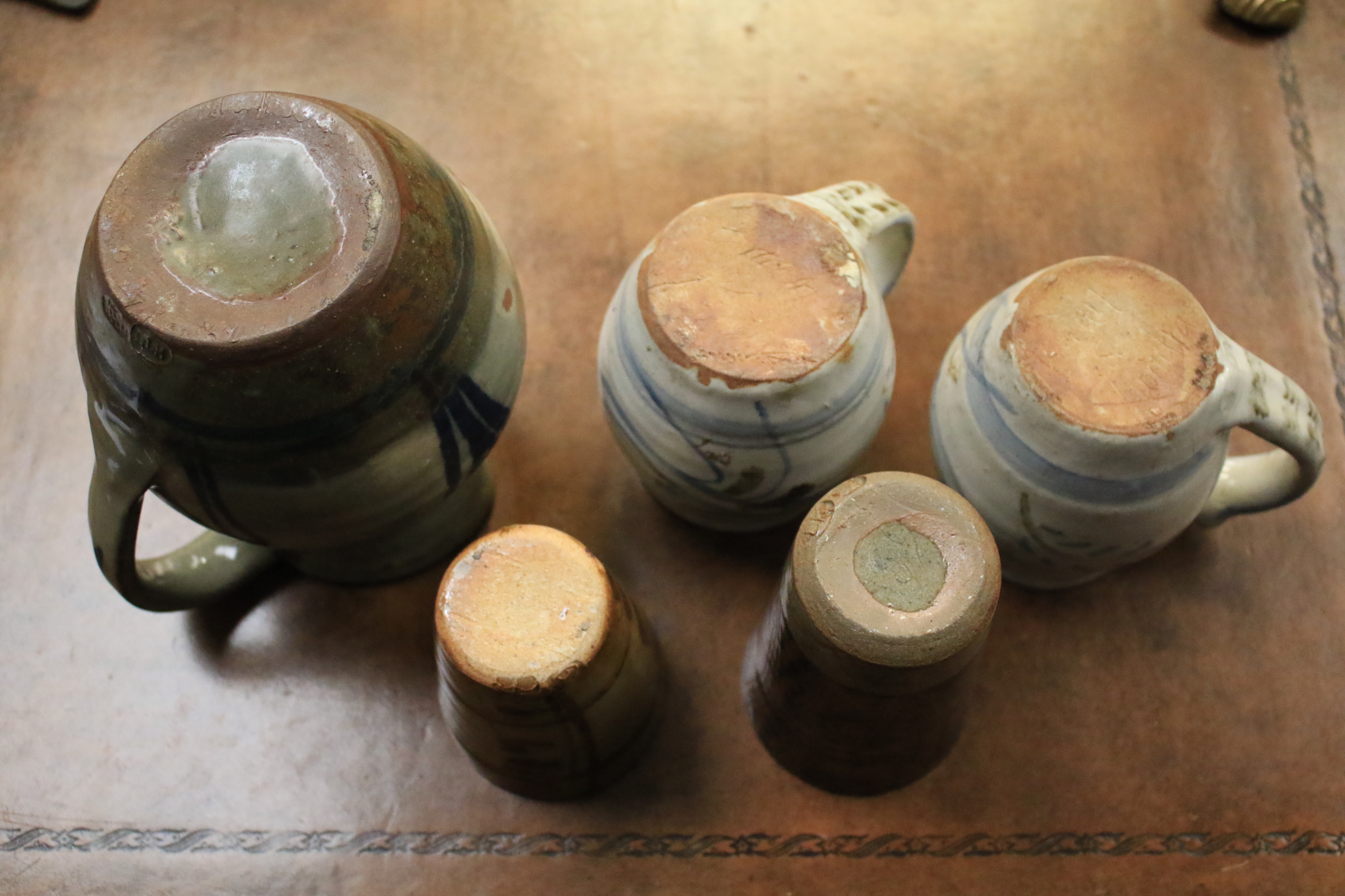 A collection of assorted English studio art pottery. - Image 13 of 13