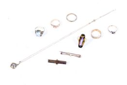An assortment of 9ct and 14ct gold jewellery.