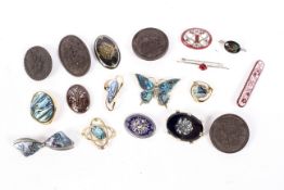 An assortment of vintage brooches. To include four ceramic, mother of pearl, etc.